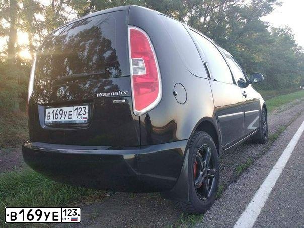 Фото автомобиля SKODA ROOMSTER, 2007 — госномер Е056МЕ164. Цвет: ЧЕРНЫЙ