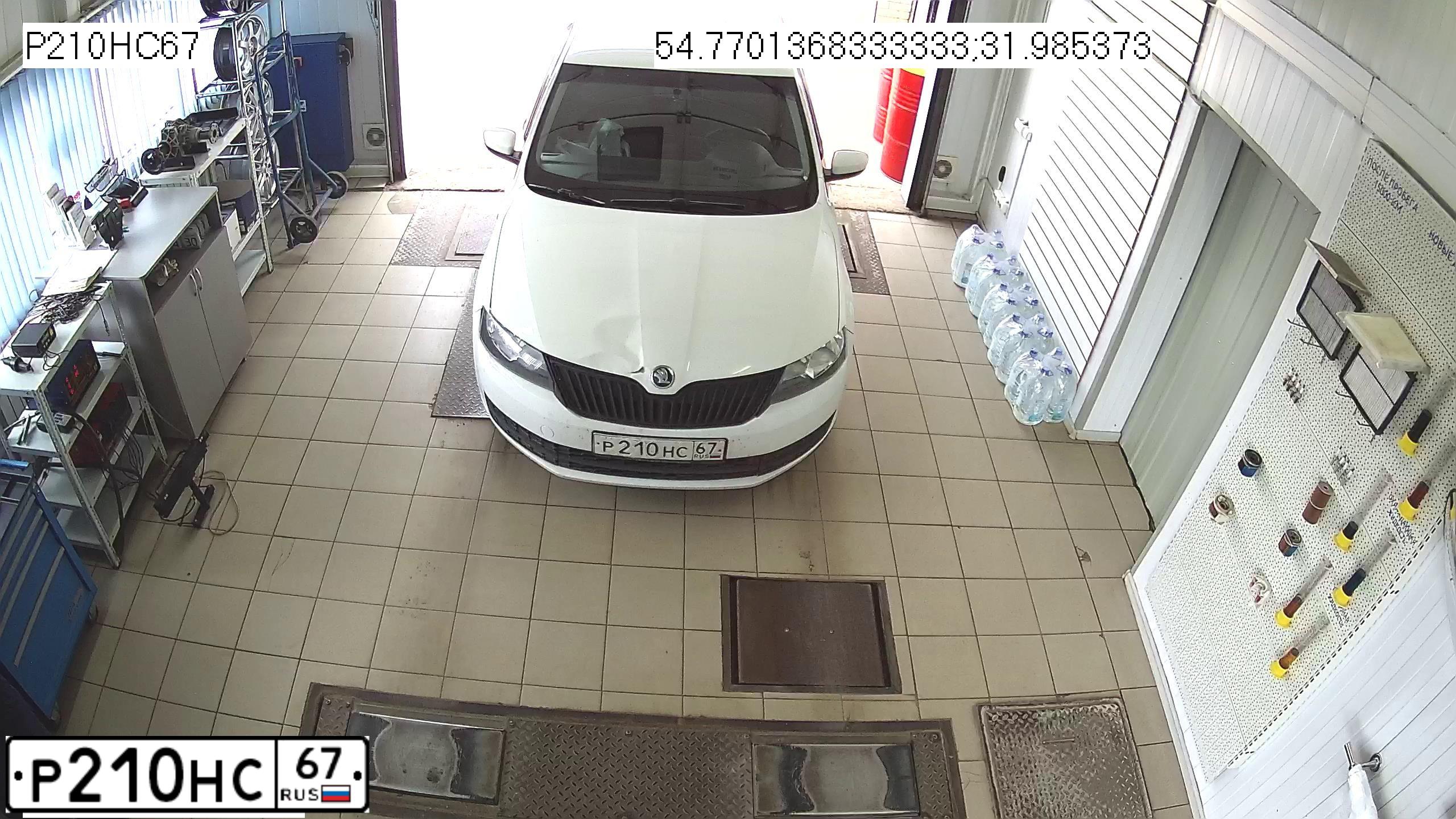 Фото автомобиля SKODA RAPID, 2014 — госномер Р210НС67. Цвет: БЕЛЫЙ