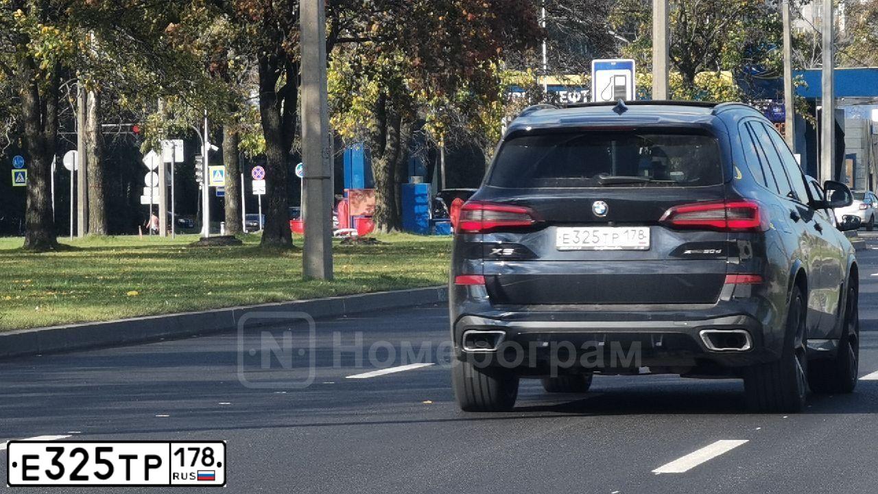 Фото автомобиля BMW X5, 2015 — госномер Е937АХ41. Цвет: ЧЕРНЫЙ