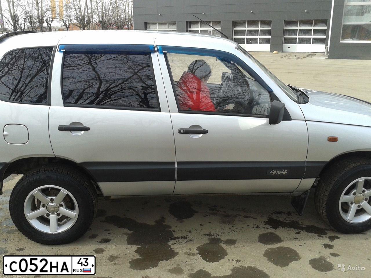 Фото автомобиля CHEVROLET NIVA, 2006 — госномер С052НА43. Цвет: Светло-Серебристый металлик