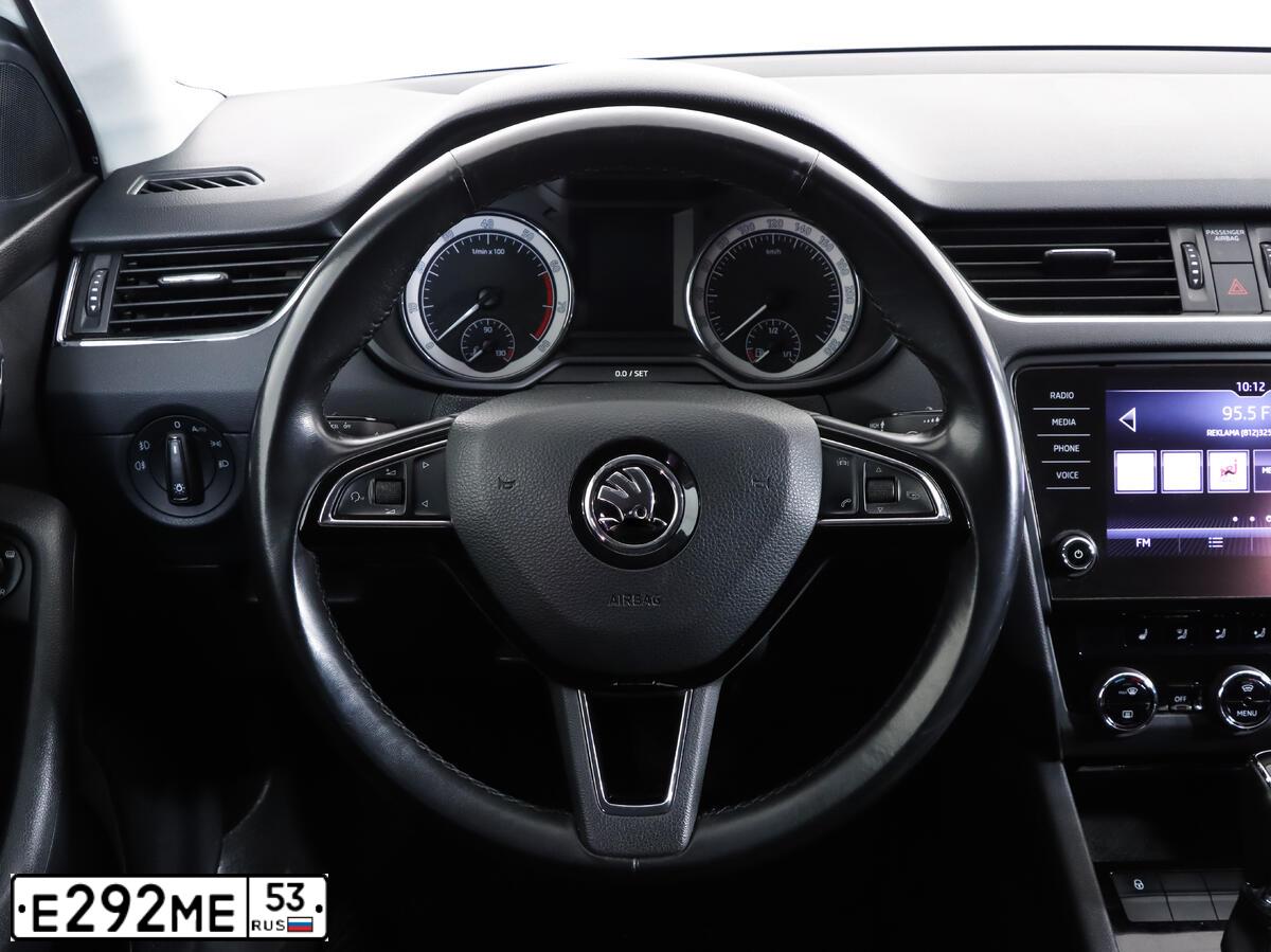 Фото автомобиля SKODA OCTAVIA, 2017 — госномер Т014ЕС198. Цвет: Белый
