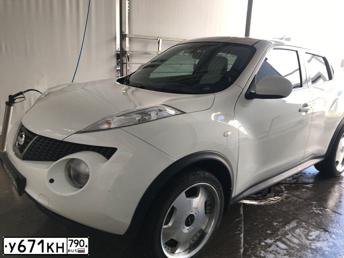 Фото автомобиля NISSAN JUKE, 2014 — госномер У671КН790. Цвет: Белый