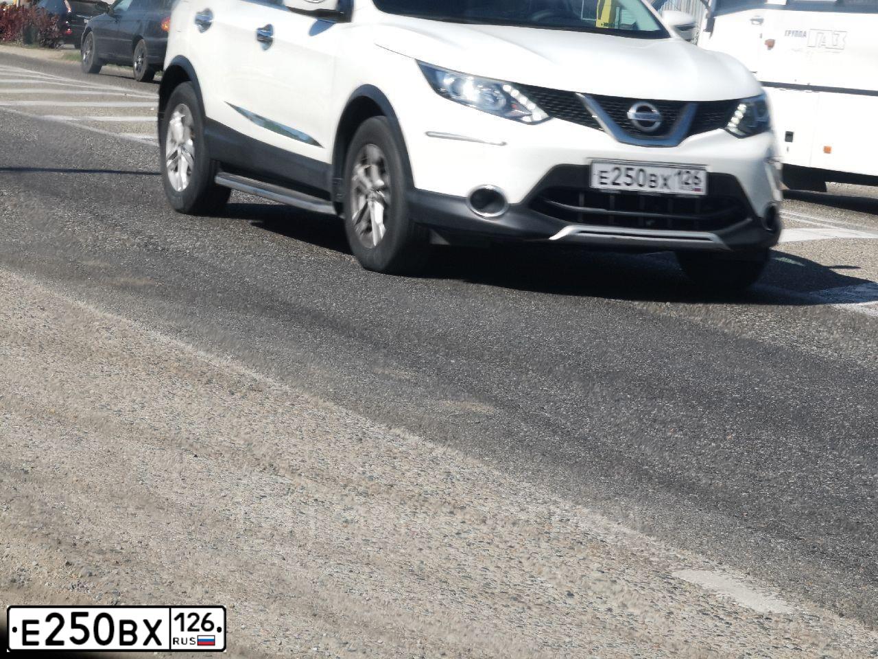 Фото автомобиля NISSAN QASHQAI, 2018 — госномер Р080ТА126. Цвет: Белый