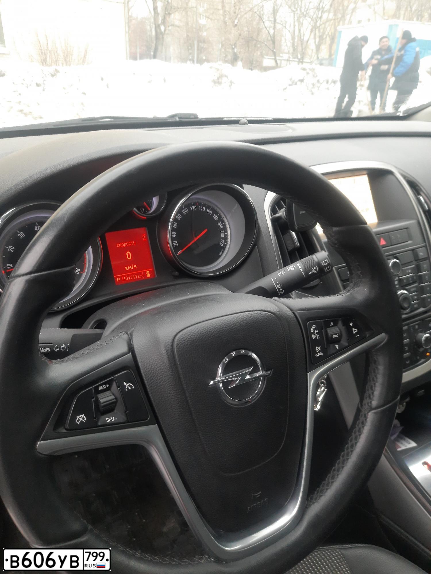 Фото автомобиля OPEL ASTRA, 2011 — госномер Е799НВ799. Цвет: Красный