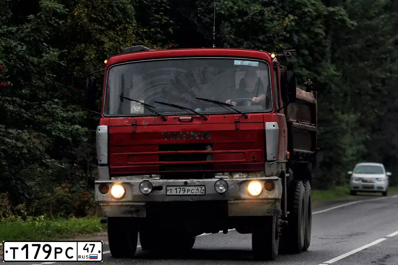 Фото автомобиля TATRA 815 /6X6/, 1992 — госномер Т179РС47. Цвет: Красный