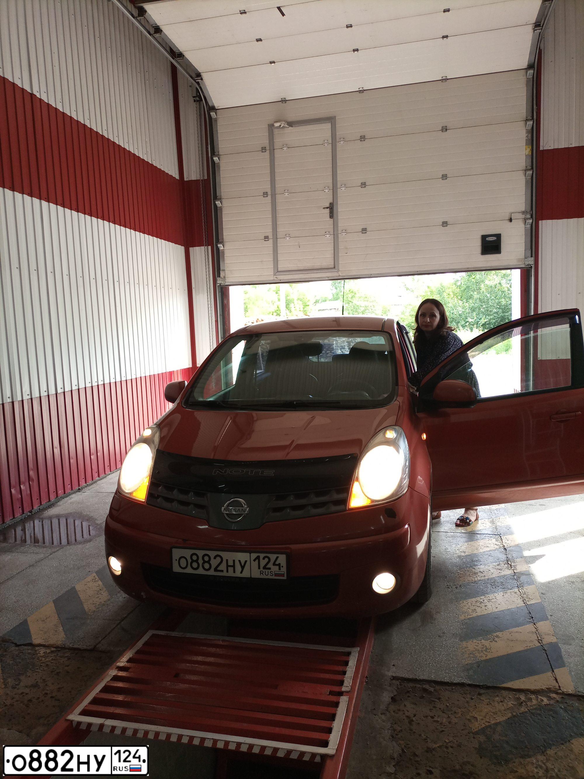 Фото автомобиля NISSAN NOTE, 2007 — госномер О882НУ124. Цвет: ОРАНЖЕВЫЙ
