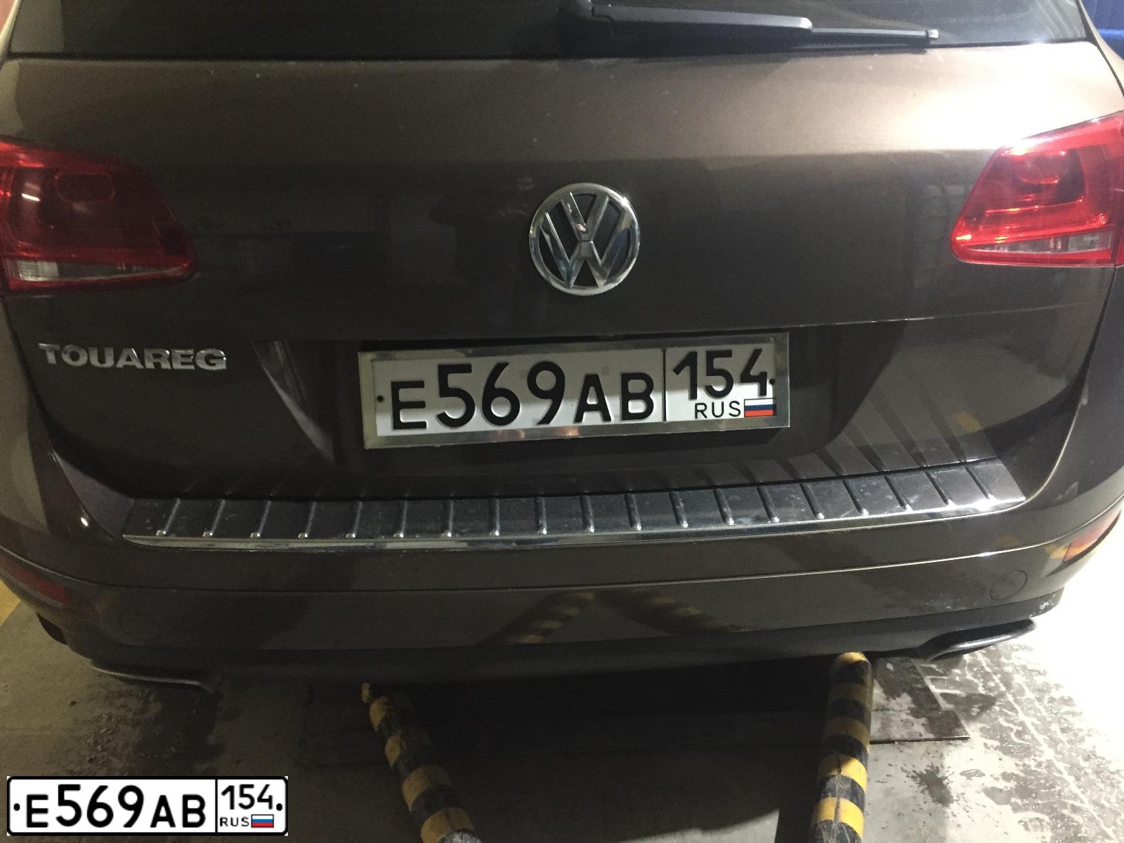Фото автомобиля VOLKSWAGEN TOUAREG, 2011 — госномер Е569АВ154. Цвет: Коричневый