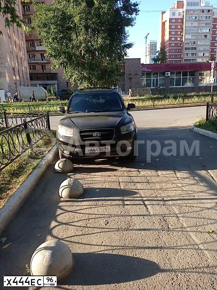 Фото автомобиля HYUNDAI SANTA FE, 2008 — госномер Х444ЕС96. Цвет: ЧЕРНЫЙ