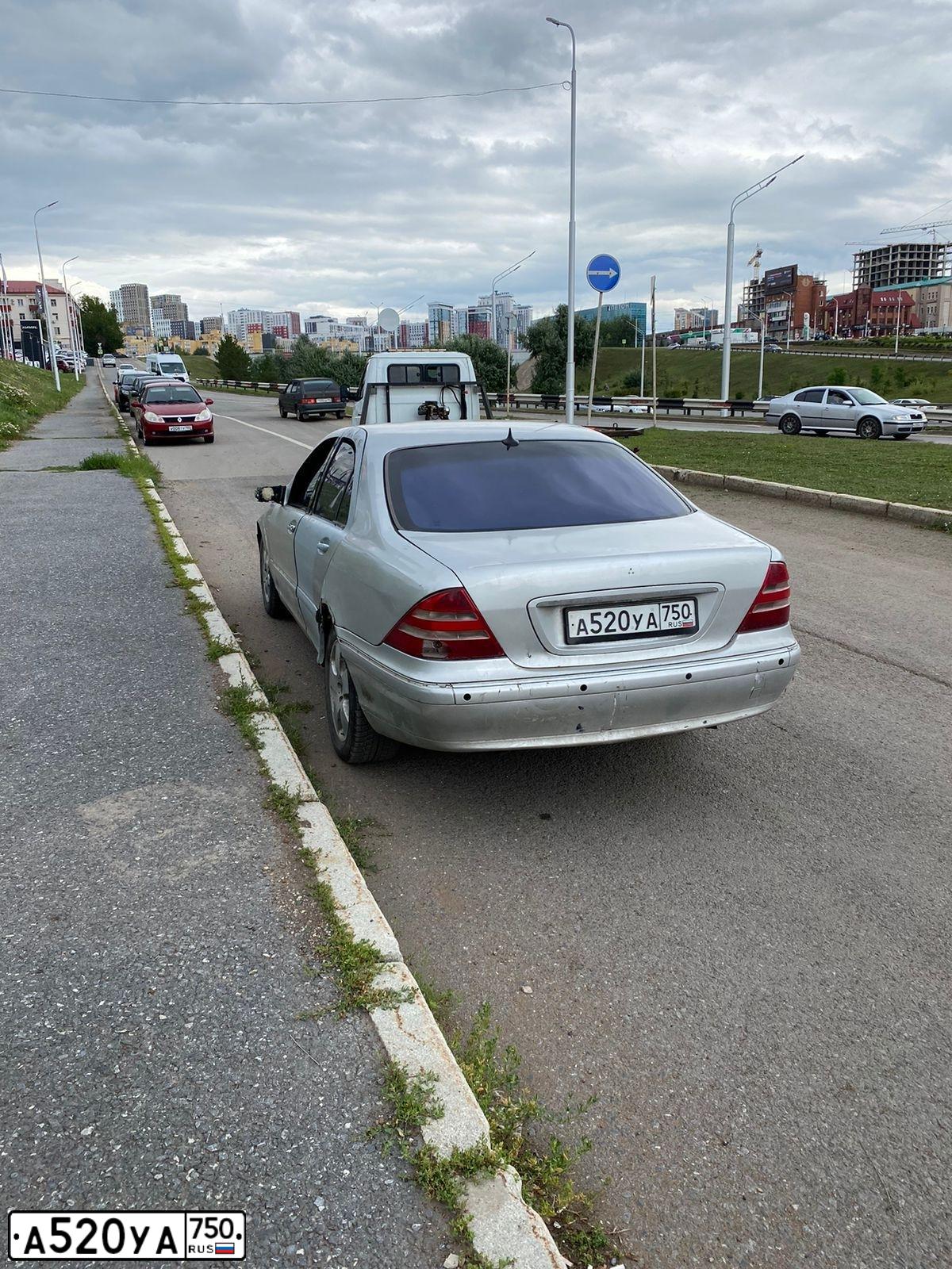 Фото автомобиля MERCEDES S-KLASSE, 2001 — госномер А520УА750. Цвет: БЕЛЫЙ (СЕРЕБРИСТЫЙ)