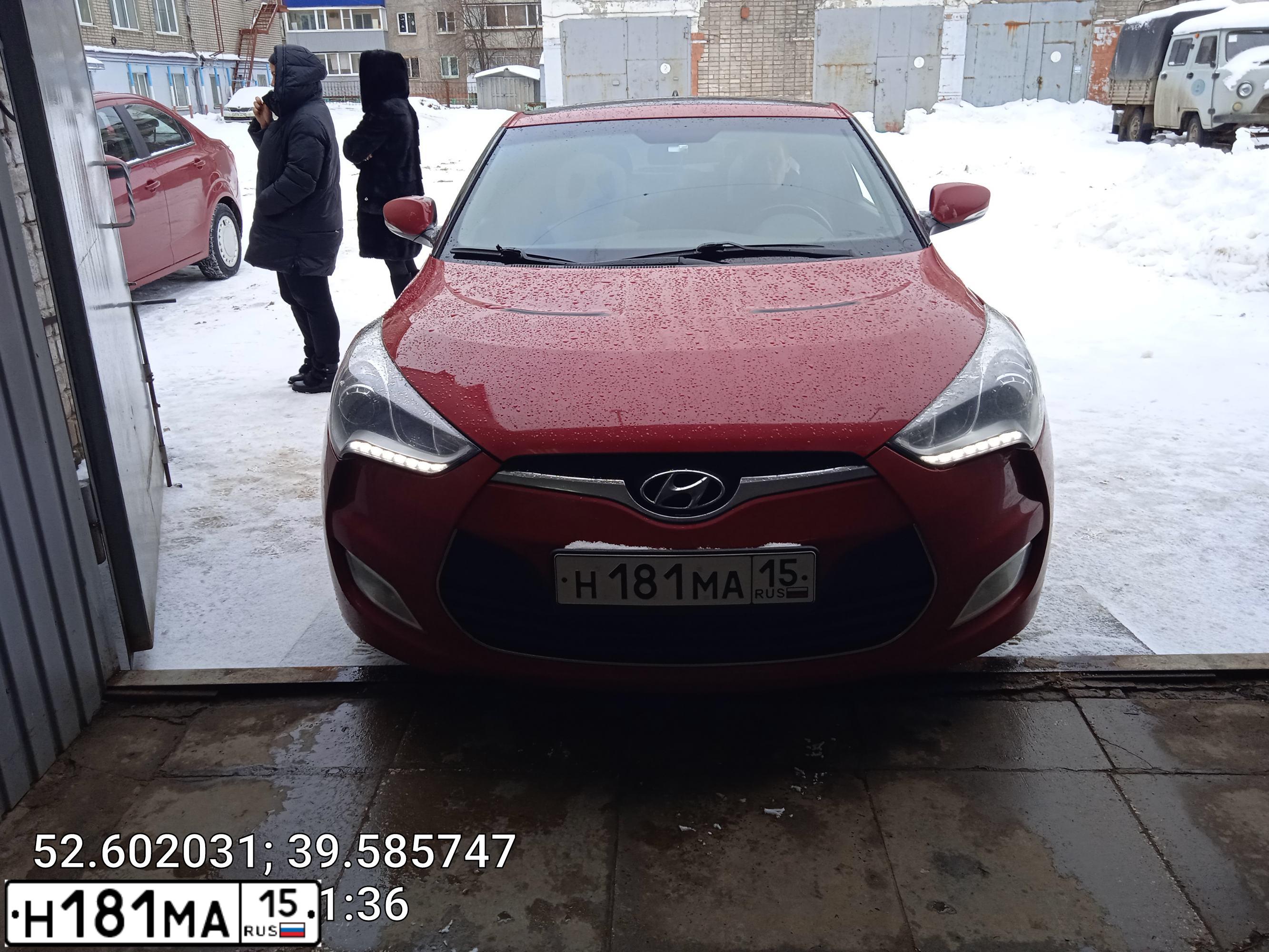 Фото автомобиля HYUNDAI VELOSTER, 2013 — госномер Н181МА15. Цвет: Красный