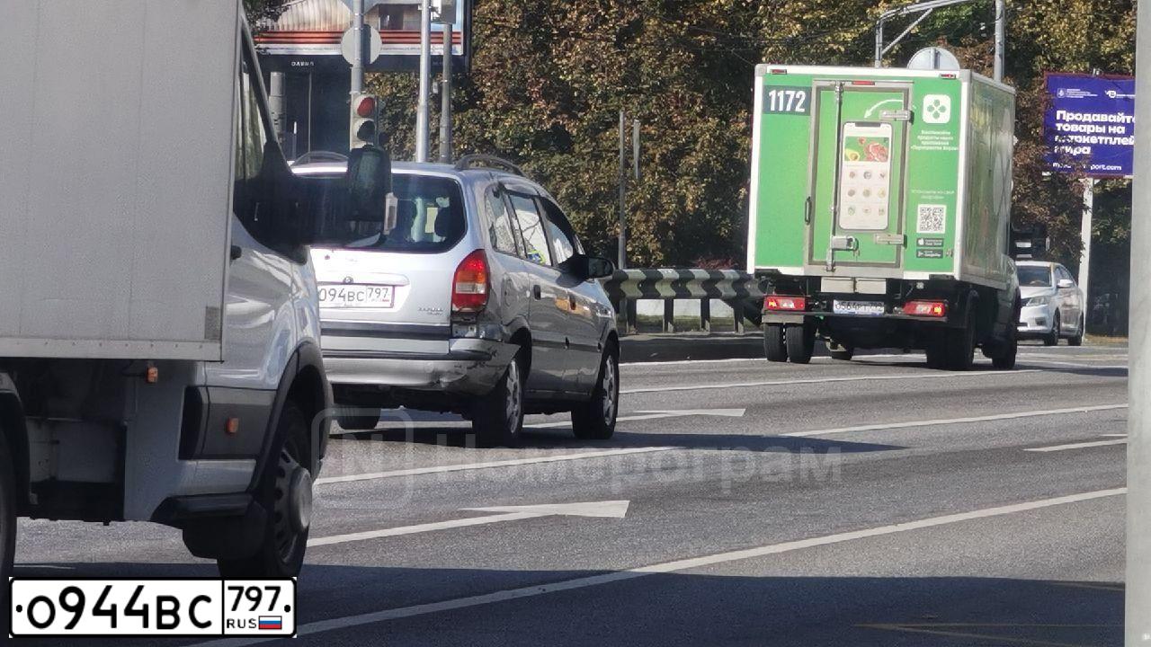 Фото автомобиля TOYOTA CAMRY, 2021 — госномер Х794УМ69. Цвет: Белый