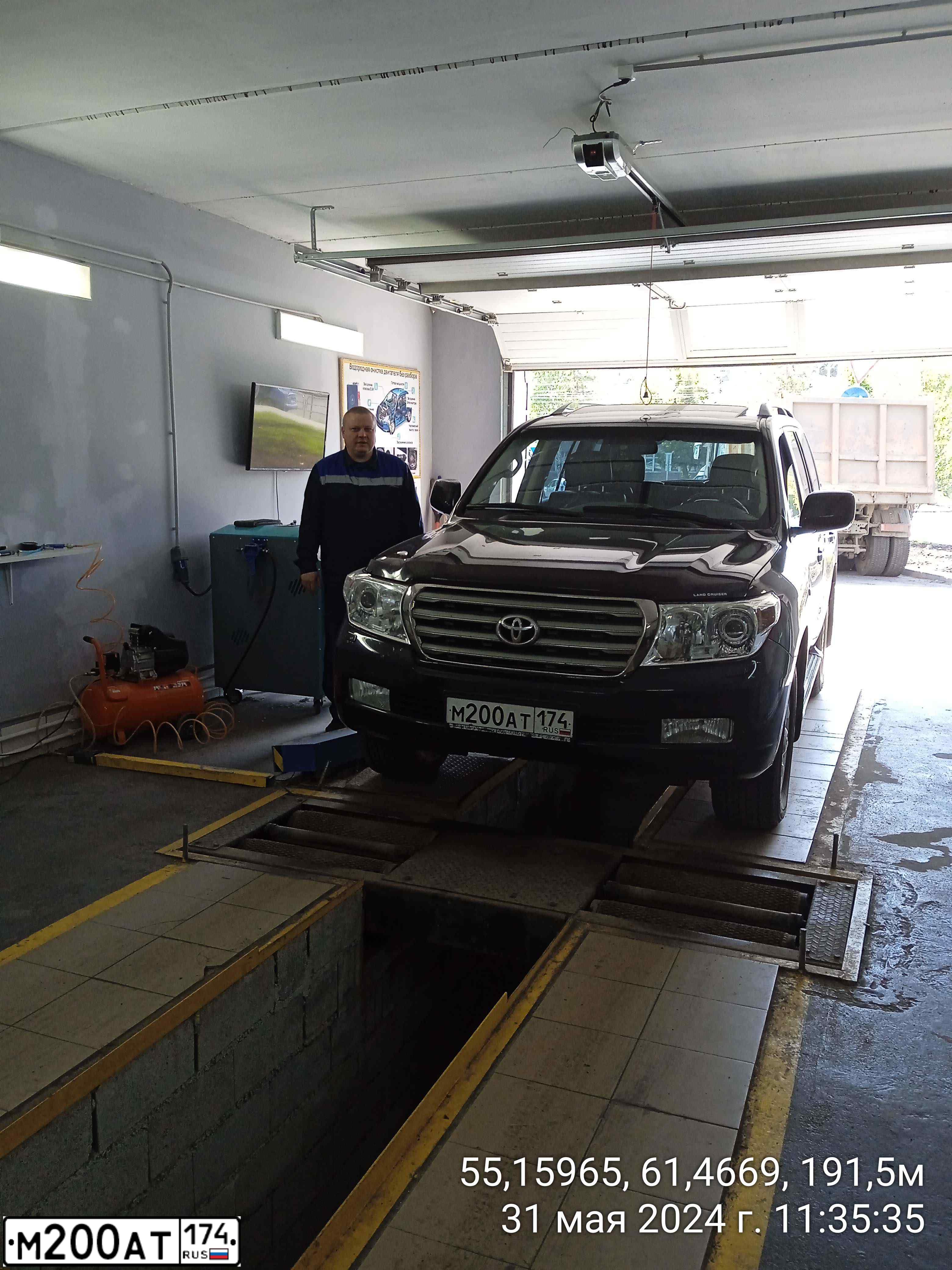 Фото автомобиля TOYOTA LANDCRUISER 200, 2011 — госномер М200АТ174. Цвет: ЧЕРНЫЙ