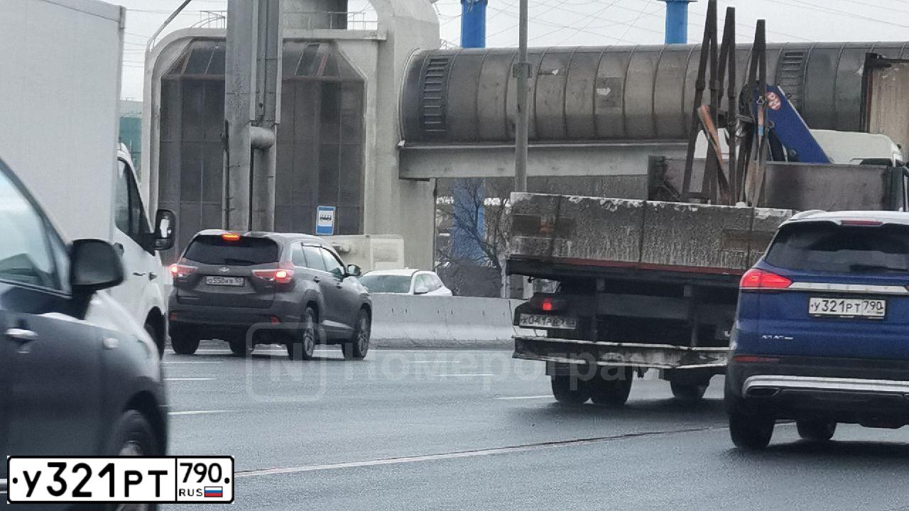 Фото автомобиля GEELY ATLAS PRO, 2021 — госномер У321РТ790. Цвет: синий