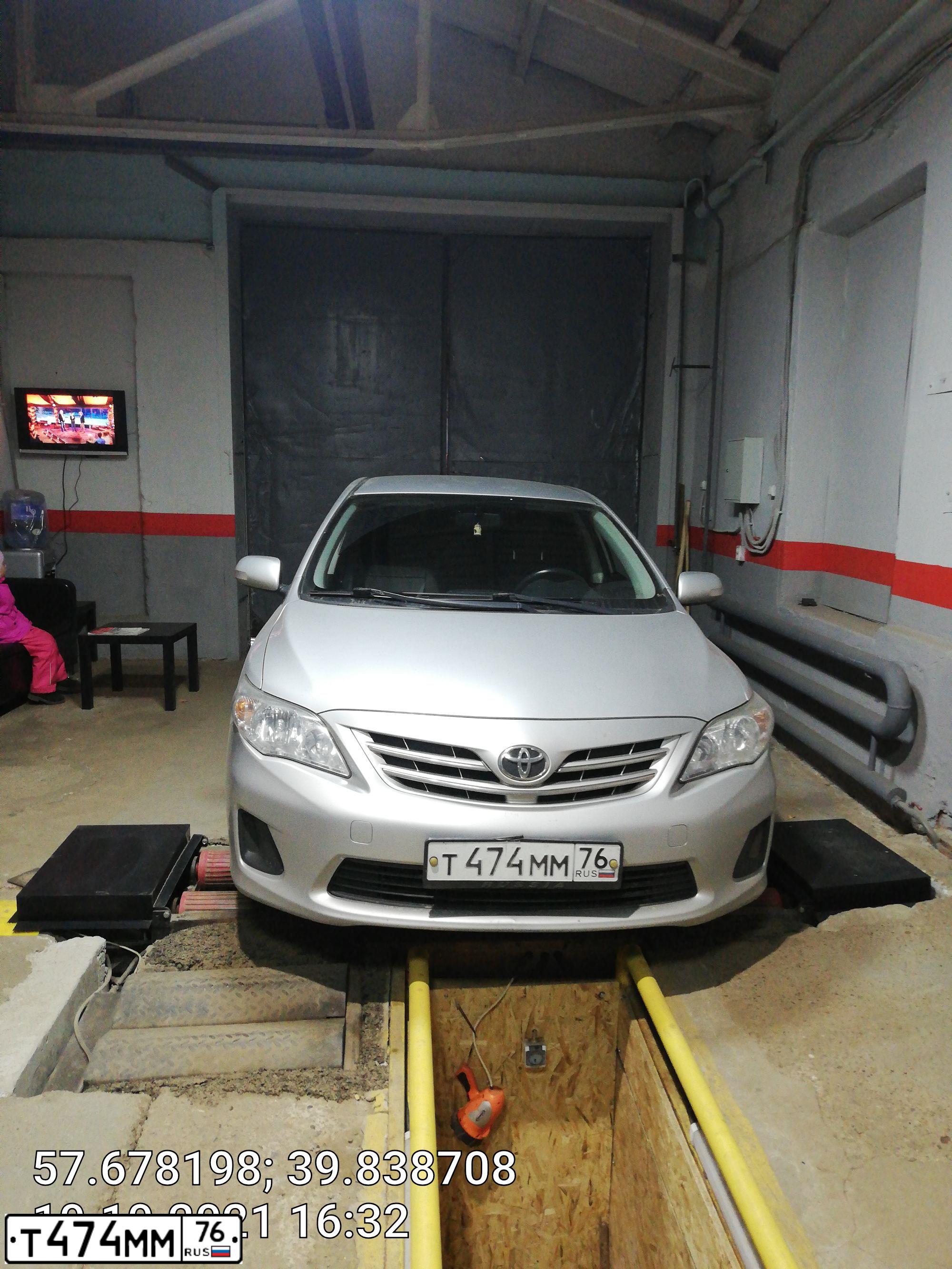 Фото автомобиля TOYOTA COROLLA, 2011 — госномер Т474ММ76. Цвет: Серебристый