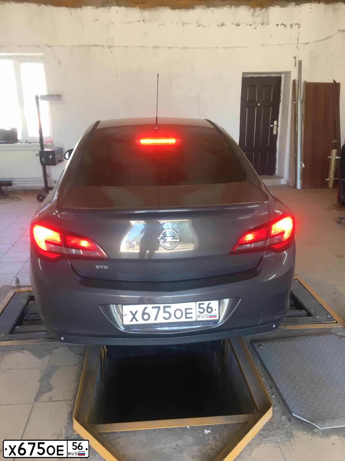 Фото автомобиля OPEL ASTRA, 2014 — госномер О737МА102. Цвет: СЕРЫЙ МЕТАЛЛИК