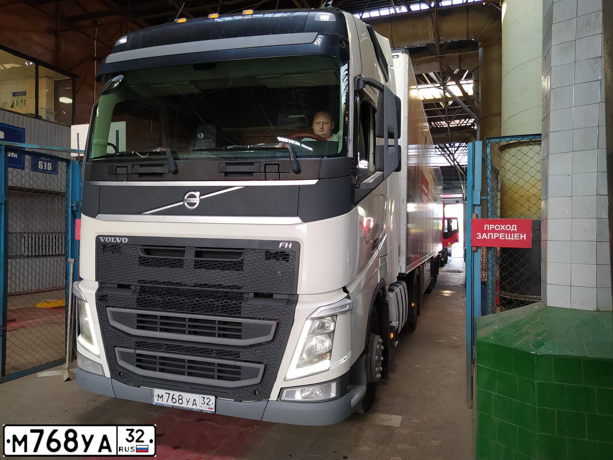 Фото автомобиля VOLVO SERIE FH /4X2/, 2014 — госномер М768УА32. Цвет: БЕЛЫЙ