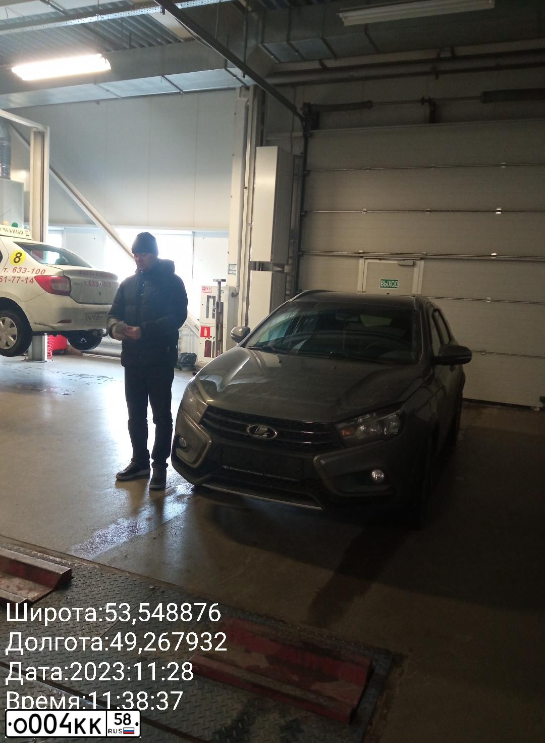 Фото автомобиля LADA VESTA, 2019 — госномер О004КК58. Цвет: СЕРЫЙ