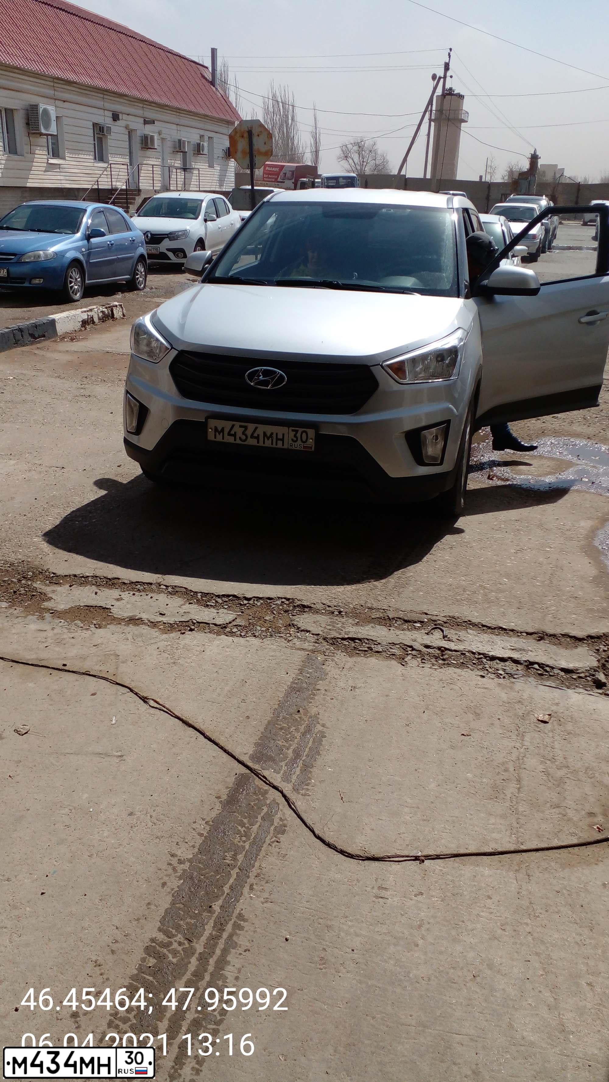 Фото автомобиля HYUNDAI CRETA, 2017 — госномер М434МН30. Цвет: Серебристый