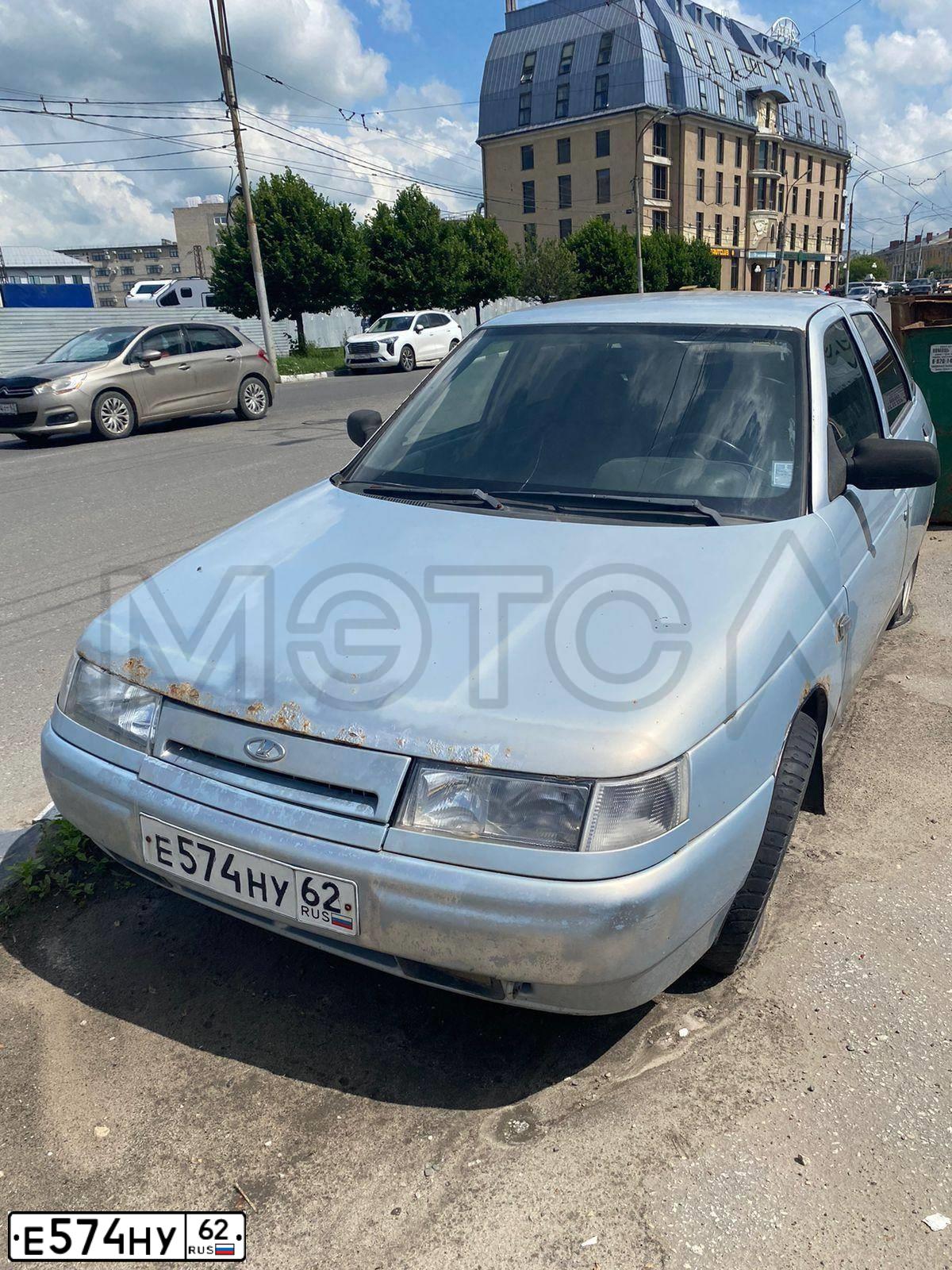 Фото автомобиля LADA 2112 LADA, 2004 — госномер Е574НУ62. Цвет: Серебристо-Желтый