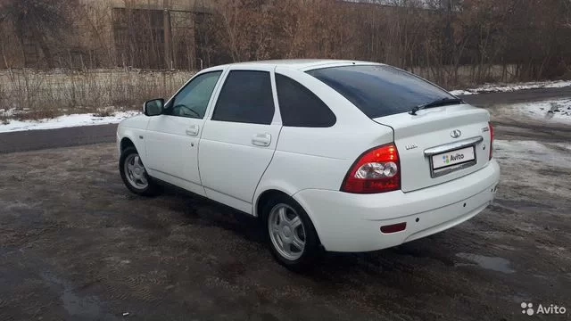 Фото автомобиля LADA 2172 PRIORA, 2013 — госномер Р762УС58. Цвет: БЕЛЫЙ