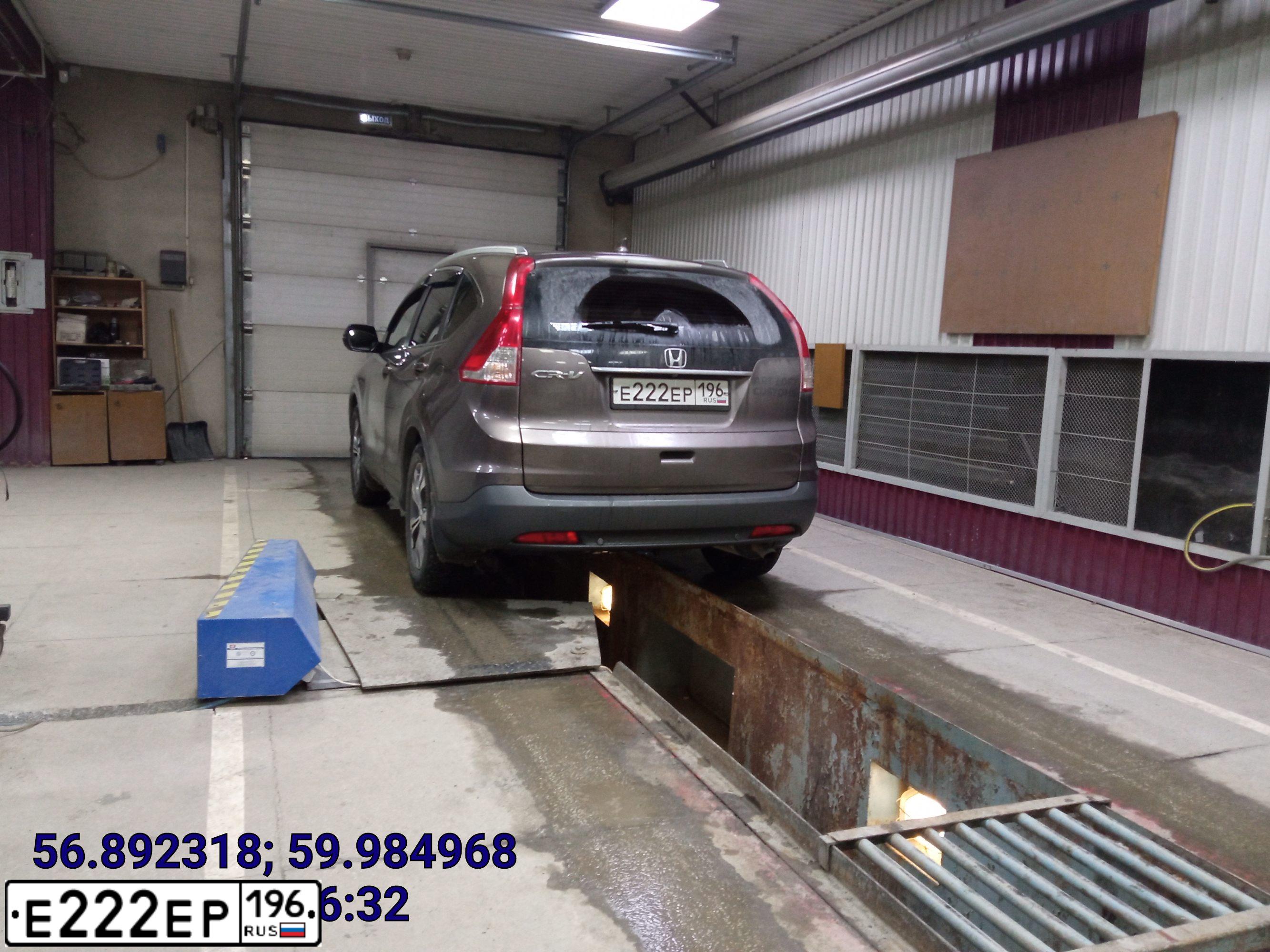 Фото автомобиля HONDA CR-V, 2012 — госномер Е222ЕР196. Цвет: СЕРО-КОРИЧНЕВЫЙ