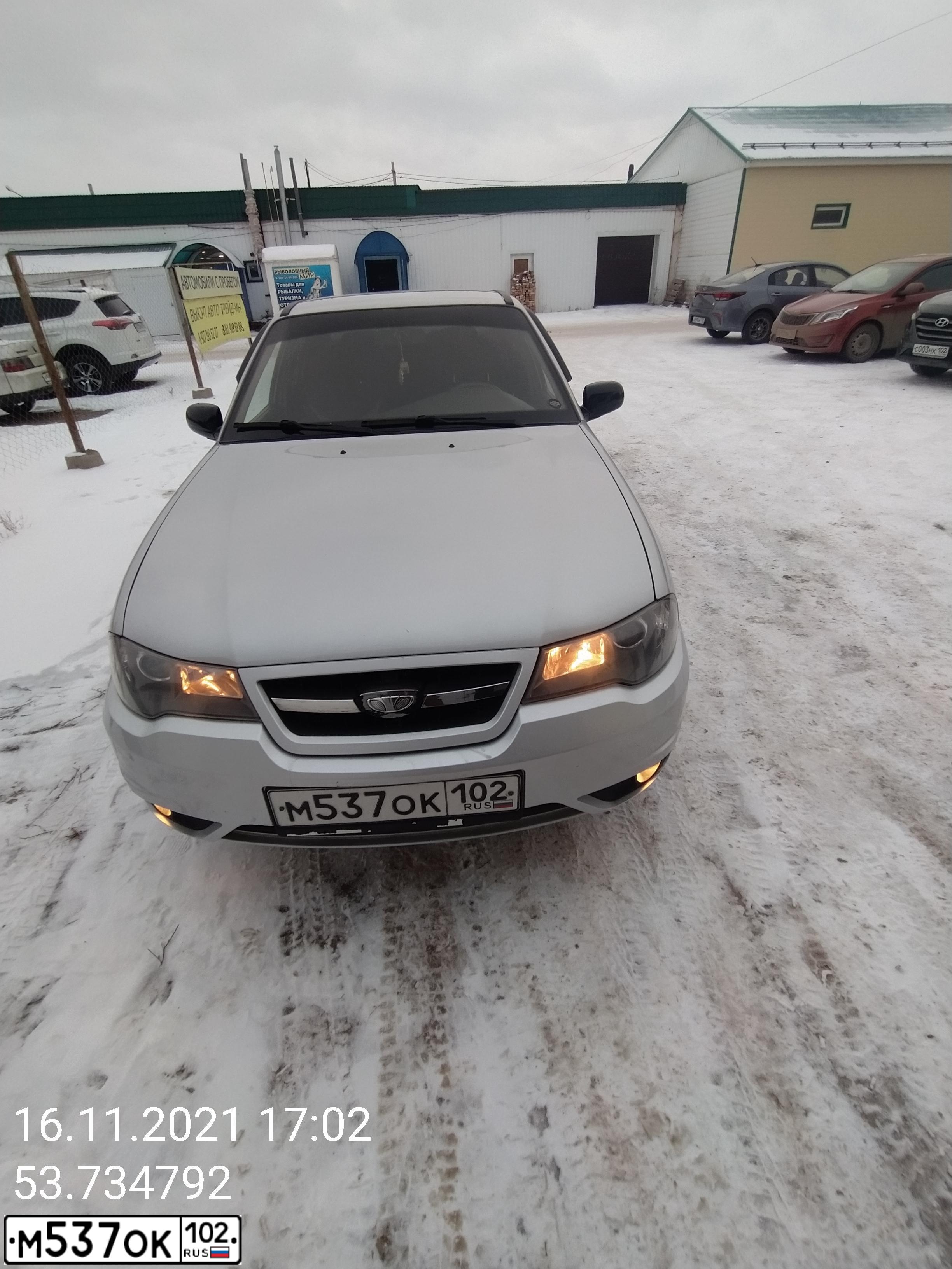 Фото автомобиля DAEWOO ДЭУ НЕКСИА, 2009 — госномер М537ОК102. Цвет: СЕРЕБРИСТЫЙ