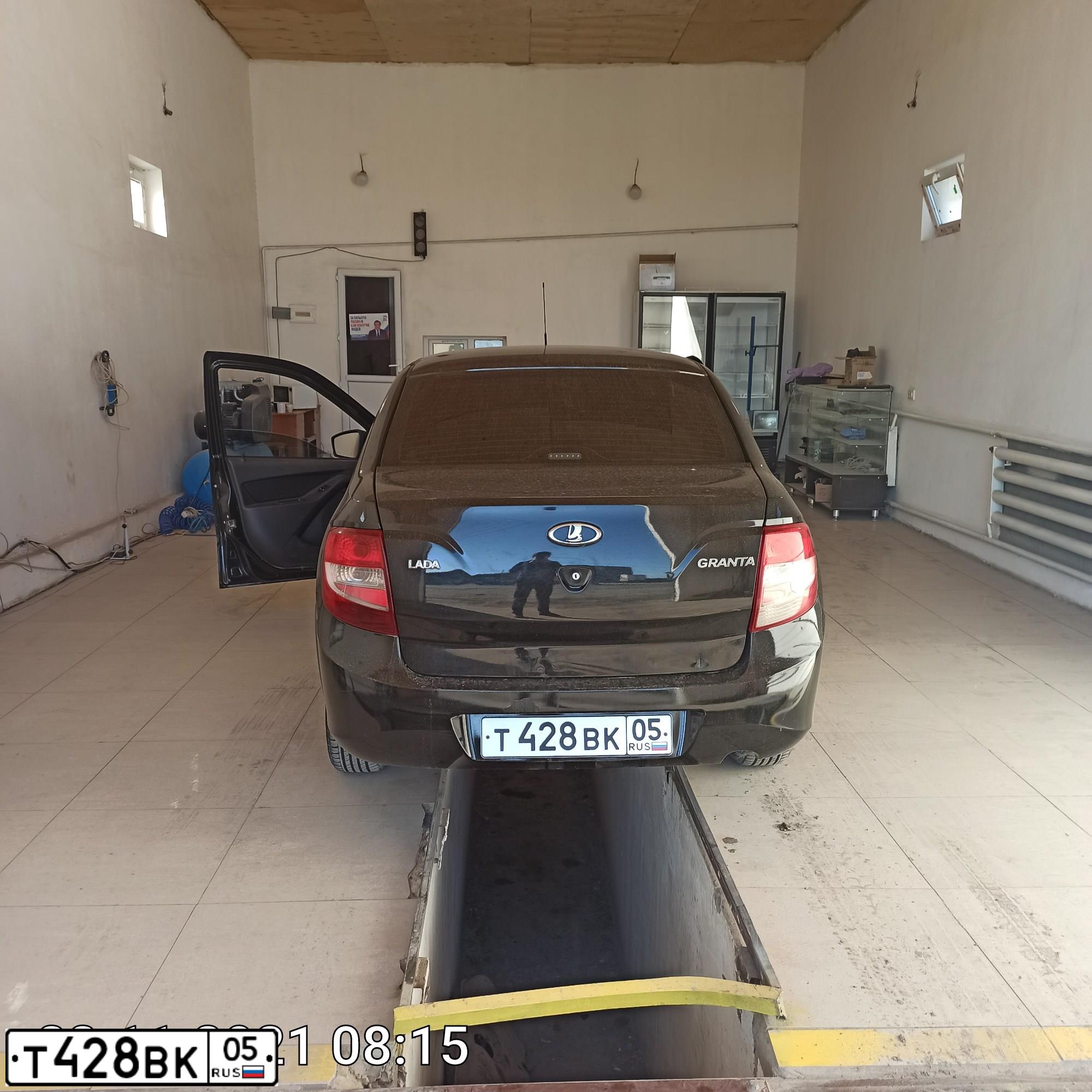 Фото автомобиля LADA 2190 GRANTA, 2015 — госномер Т428ВК05. Цвет: ЧЕРНЫЙ