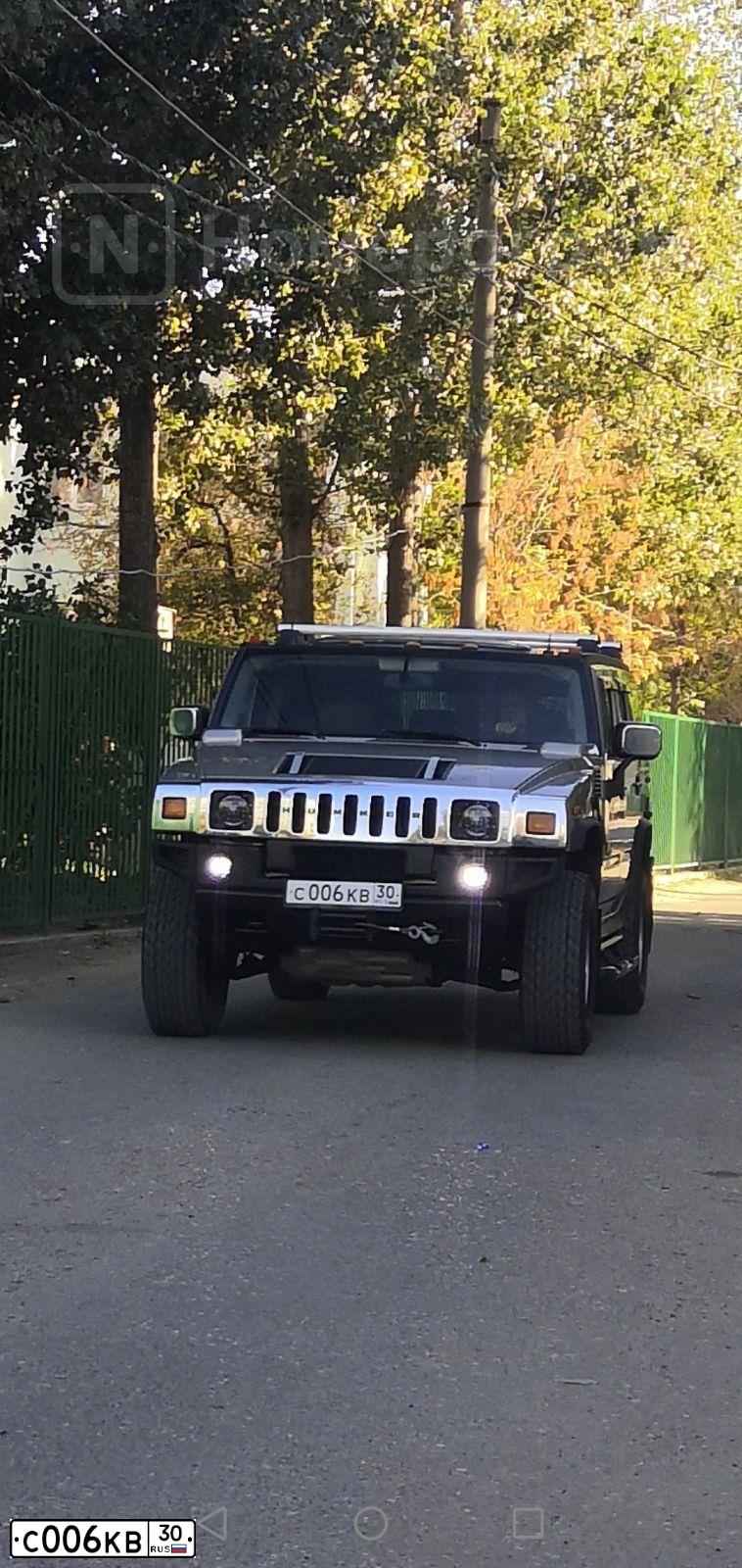 Фото автомобиля HUMMER H2, 2003 — госномер С006КВ30. Цвет: ТЕМНО-СЕРЕБРИСТЫЙ