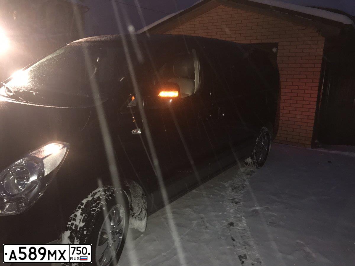 Фото автомобиля HYUNDAI GRAND STAREX, 2015 — госномер Е880МН198. Цвет: ЧЕРНО-СЕРЫЙ