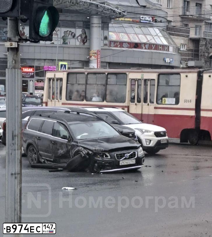 Фото автомобиля VOLVO XC70, 2012 — госномер В974ЕС147. Цвет: ЧЕРНЫЙ