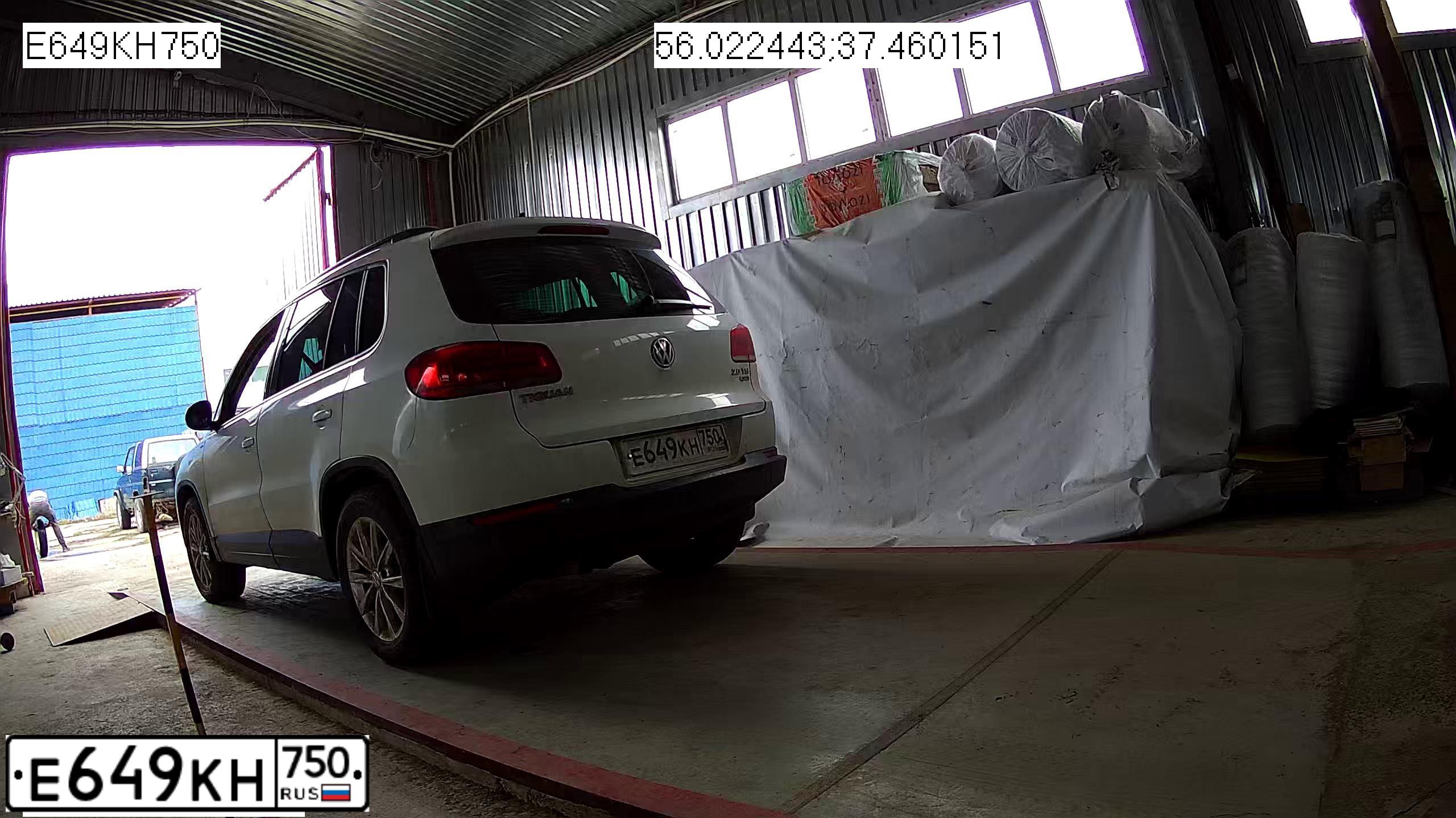 Фото автомобиля VOLKSWAGEN TIGUAN, 2014 — госномер Е649КН750. Цвет: БЕЛЫЙ