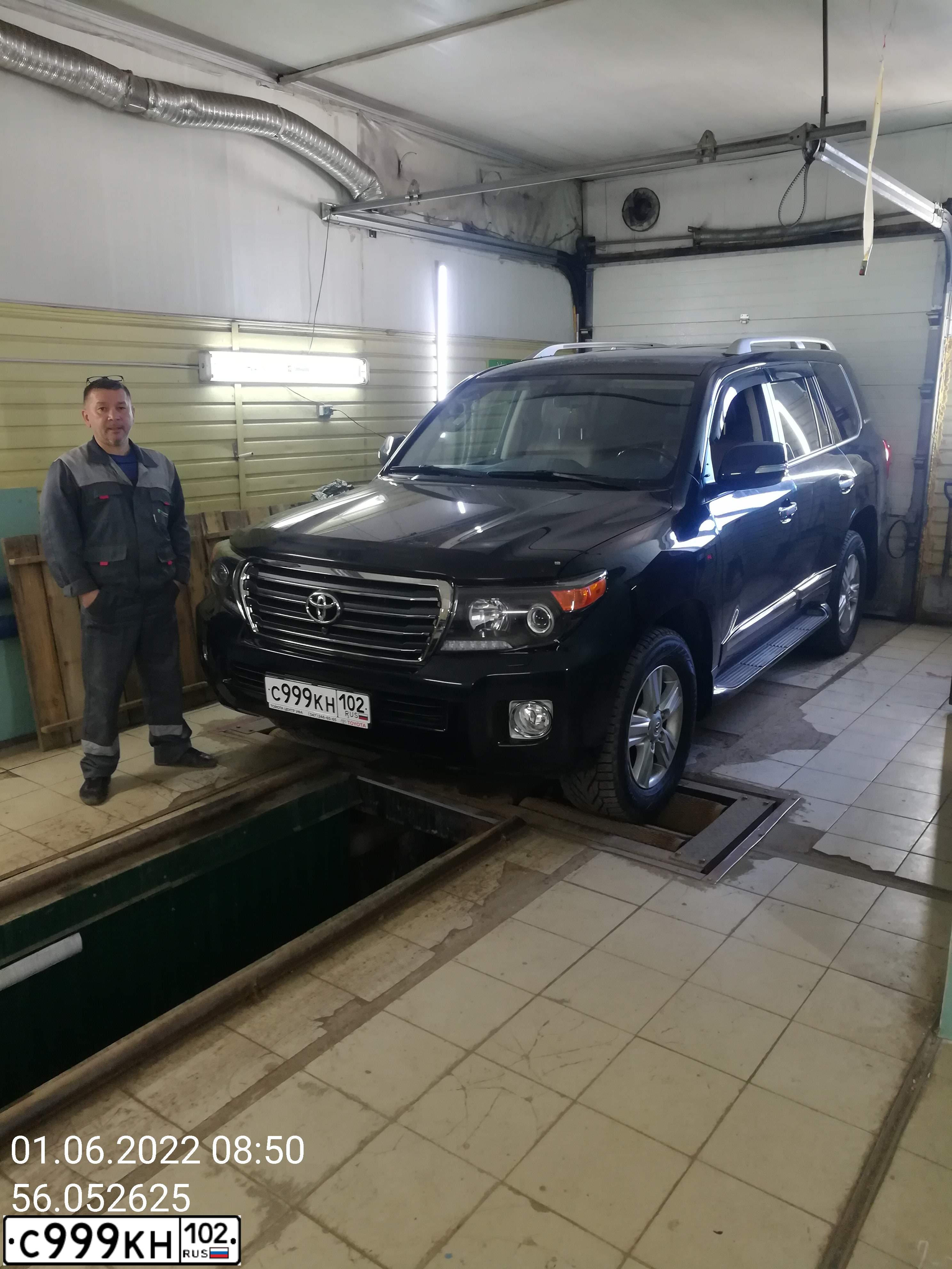 Фото автомобиля TOYOTA LANDCRUISER 200, 2015 — госномер В565РА702. Цвет: ЧЕРНЫЙ