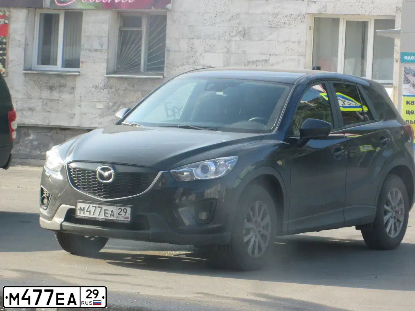 Фото автомобиля MAZDA CX-5, 2014 — госномер М477ЕА29. Цвет: ЧЕРНЫЙ