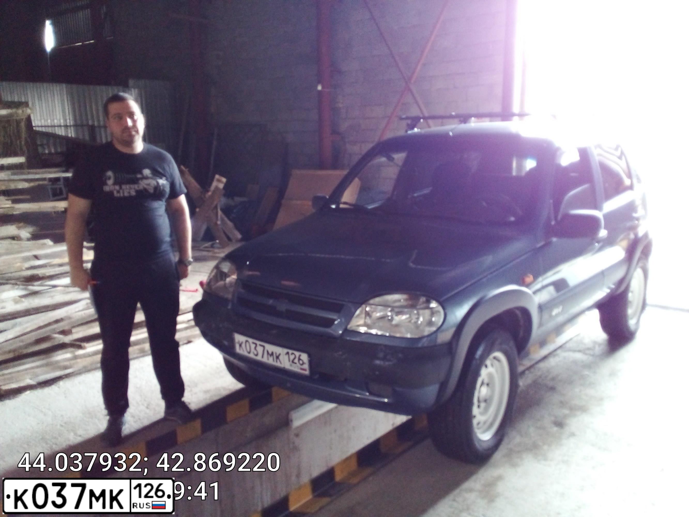 Фото автомобиля CHEVROLET NIVA, 2008 — госномер К037МК126. Цвет: СИНИЙ