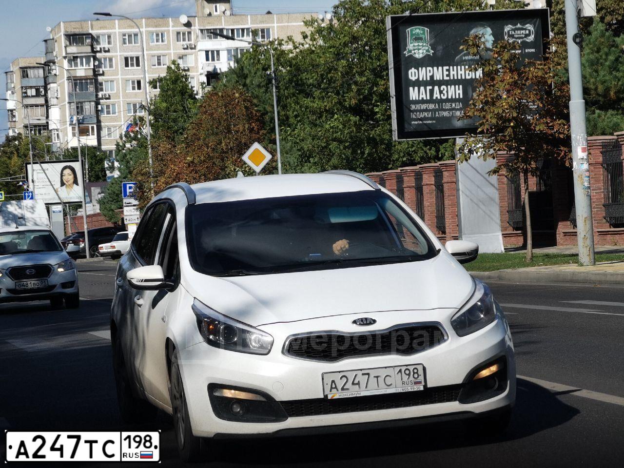 Фото автомобиля KIA CEE'D, 2018 — госномер А247ТС198. Цвет: Белый