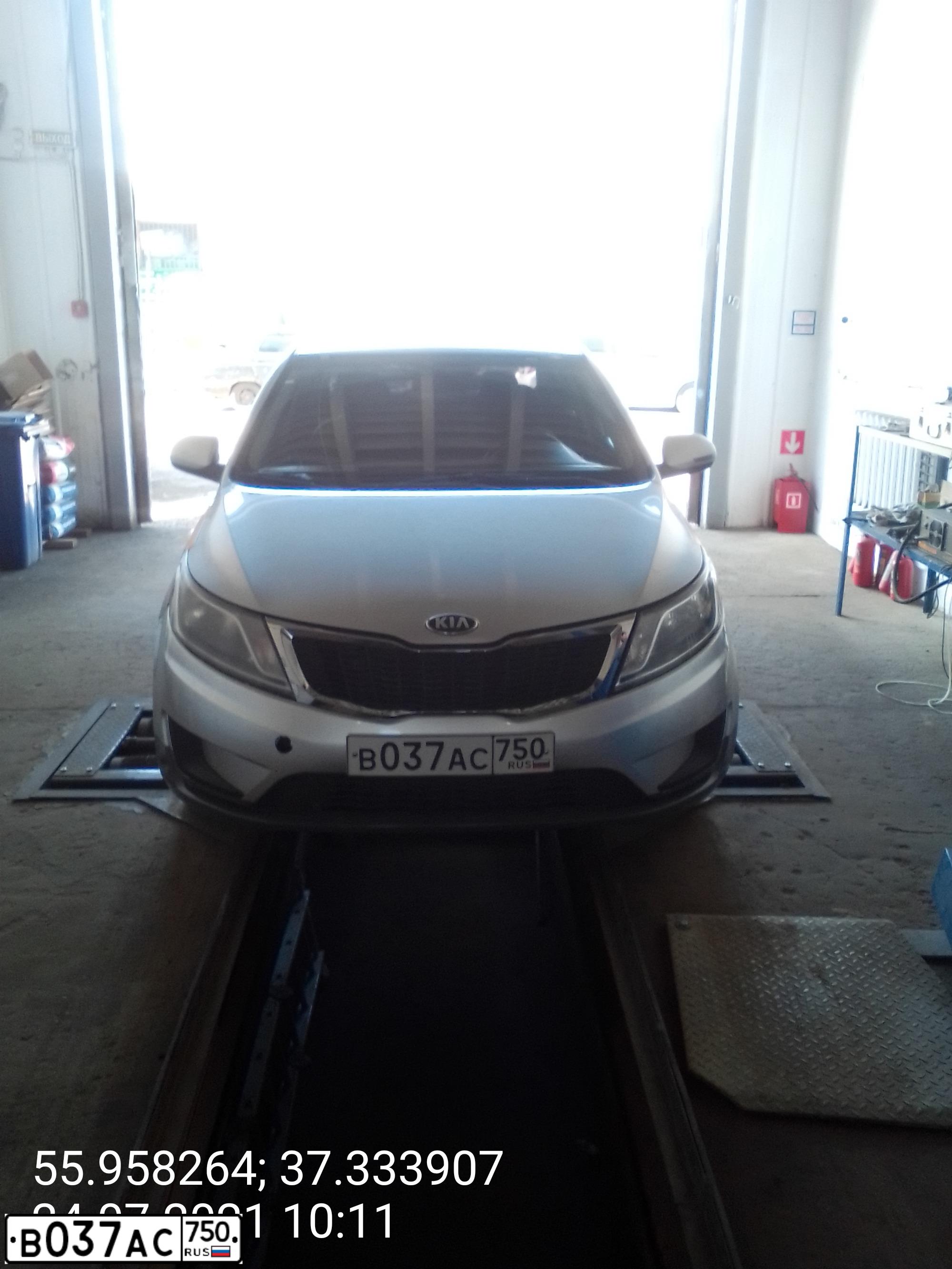 Фото автомобиля KIA RIO, 2015 — госномер О893АА134. Цвет: Серебристый