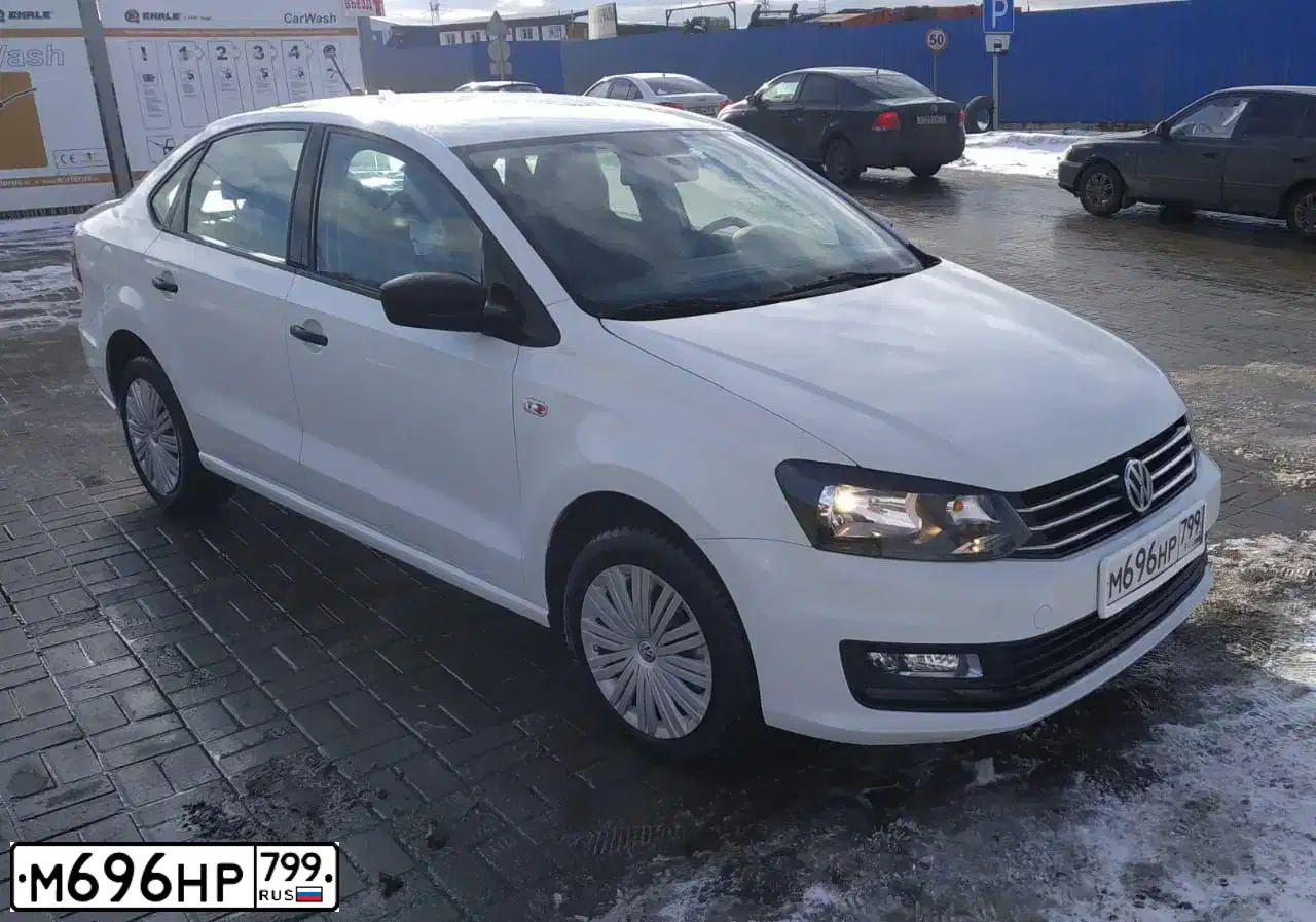 Фото автомобиля VOLKSWAGEN POLO, 2019 — госномер М696НР799. Цвет: Белый