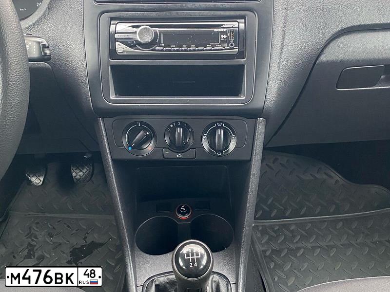 Фото автомобиля VOLKSWAGEN POLO, 2012 — госномер Р767РК48. Цвет: Белый