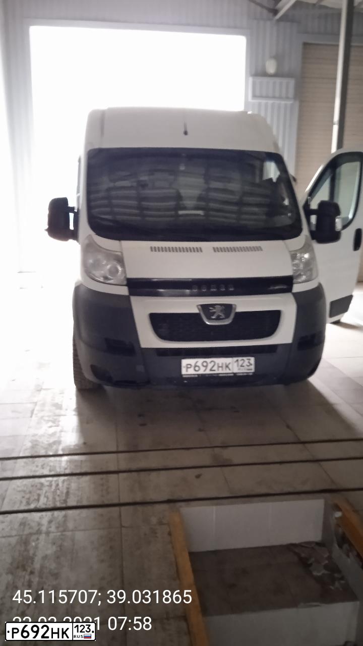 Фото автомобиля PEUGEOT BOXER, 2008 — госномер У042РС93. Цвет: БЕЛЫЙ