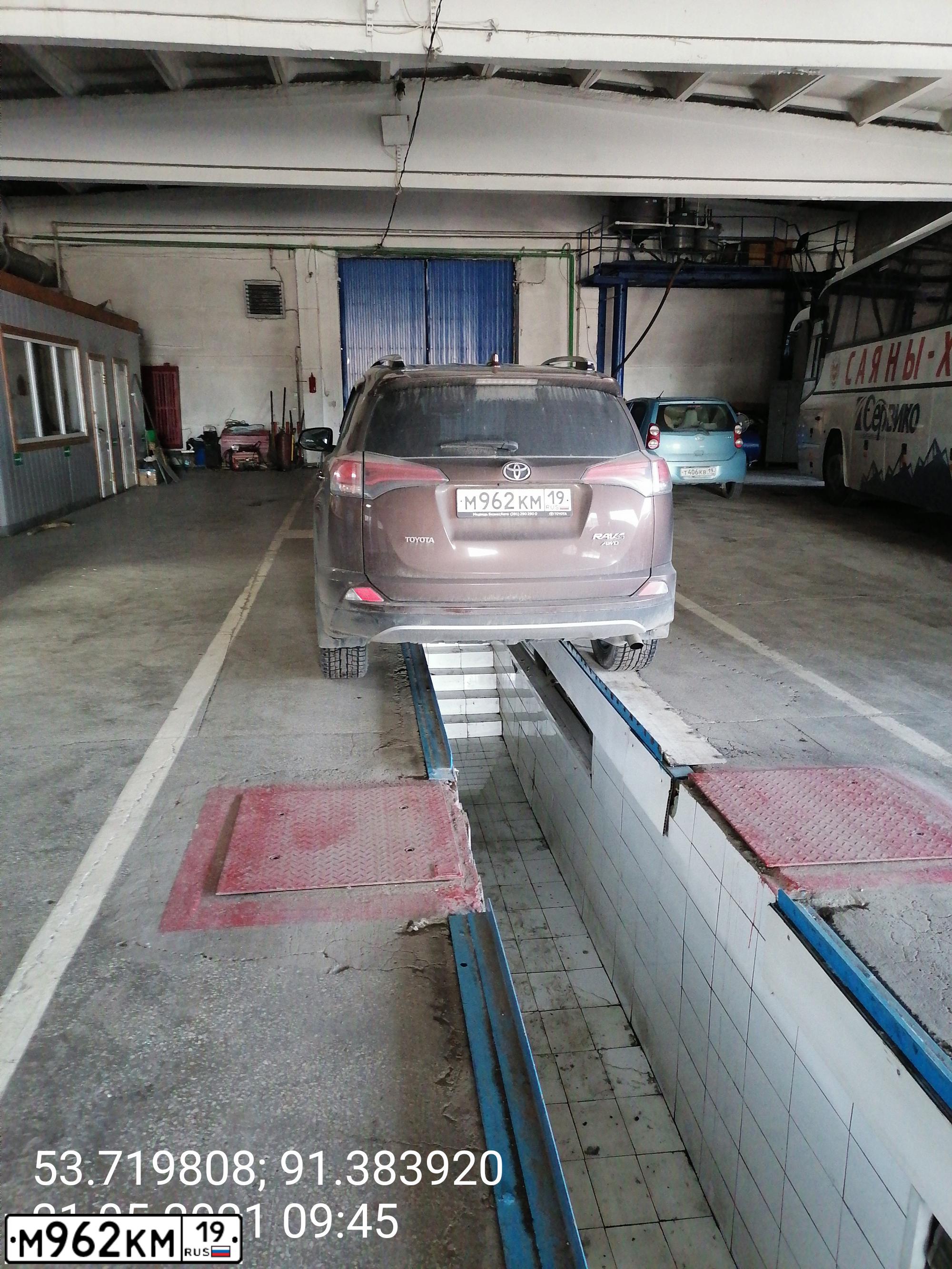 Фото автомобиля TOYOTA RAV4, 2017 — госномер М962КМ19. Цвет: КОРИЧНЕВЫЙ МЕТАЛЛИК