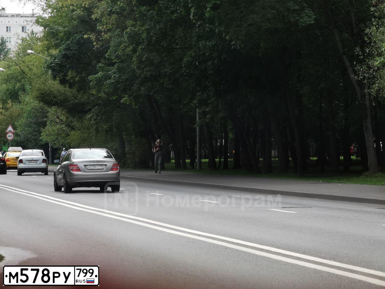Фото автомобиля MERCEDES C-KLASSE, 2008 — госномер В888ВК199. Цвет: СЕРО-БЕЖЕВЫЙ