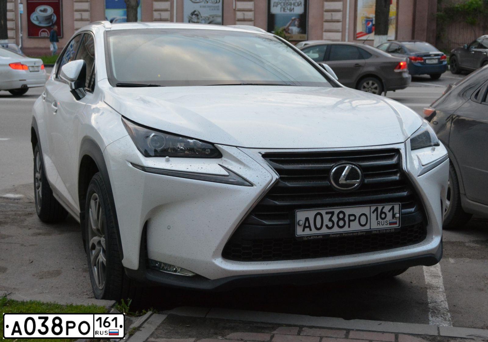Фото автомобиля TOYOTA YARIS, 2010 — госномер Е135УТ161. Цвет: синий