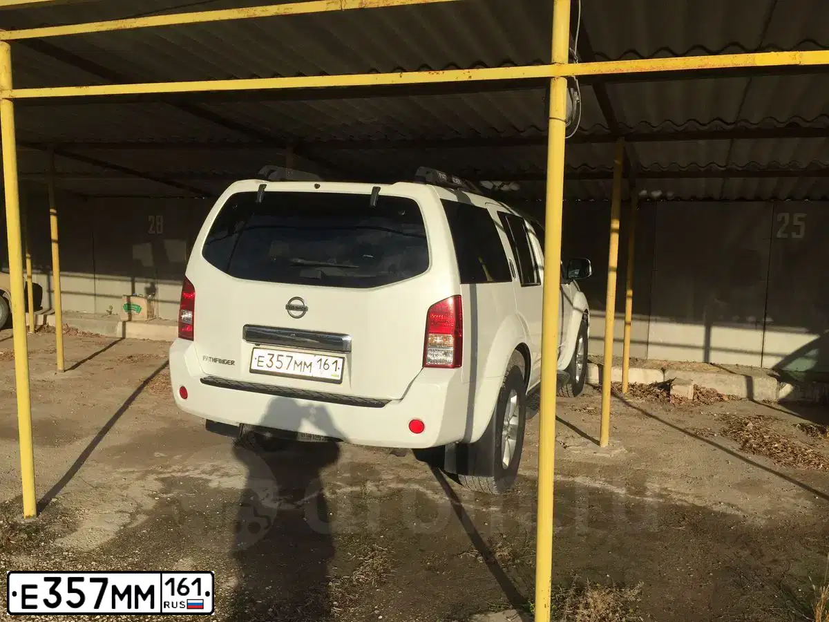 Фото автомобиля NISSAN PATHFINDER, 2007 — госномер Е357ММ161. Цвет: БЕЛЫЙ