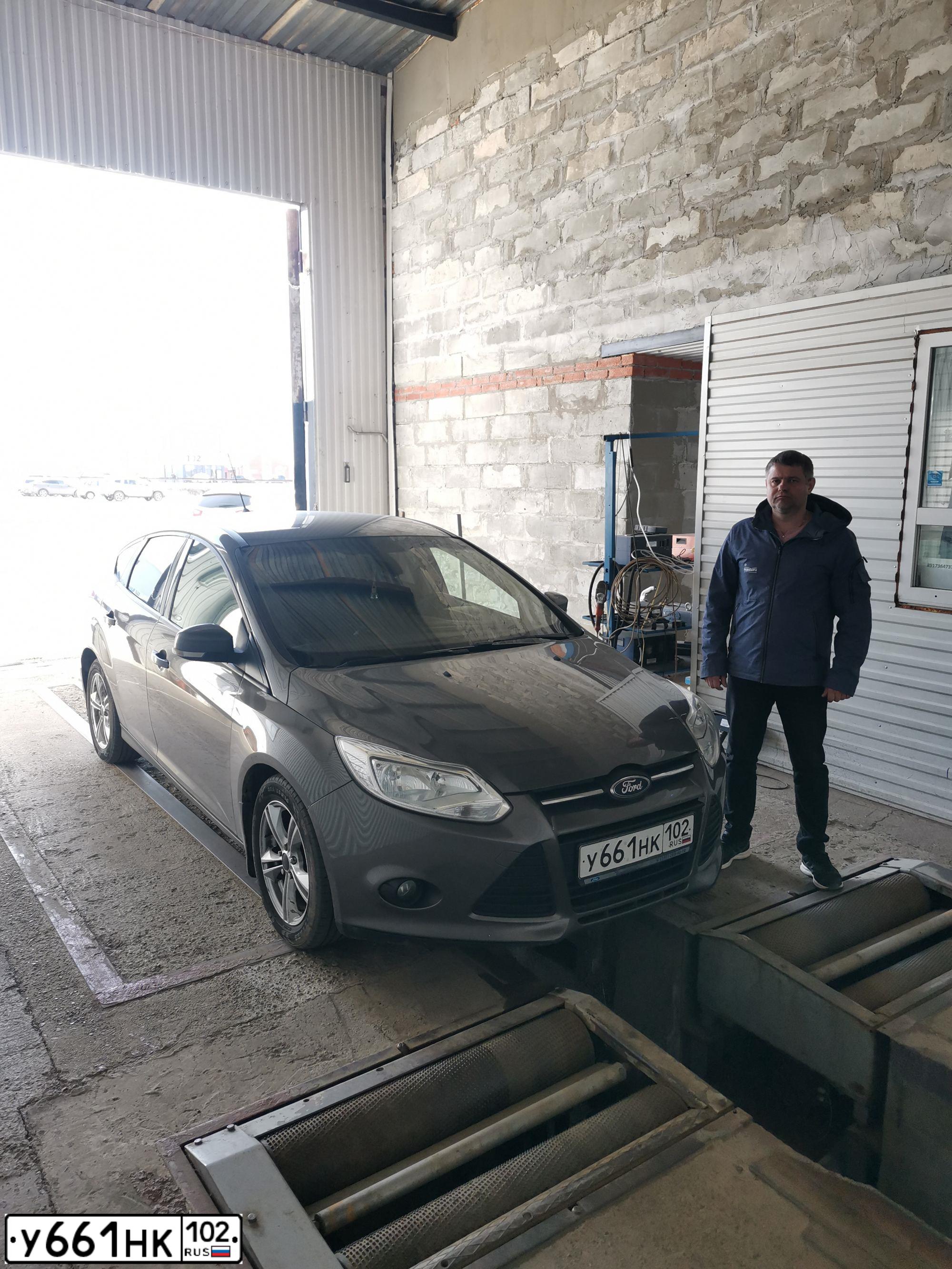 Фото автомобиля FORD FOCUS, 2013 — госномер О377ОЕ102. Цвет: СЕРО-КОРИЧНЕВЫЙ