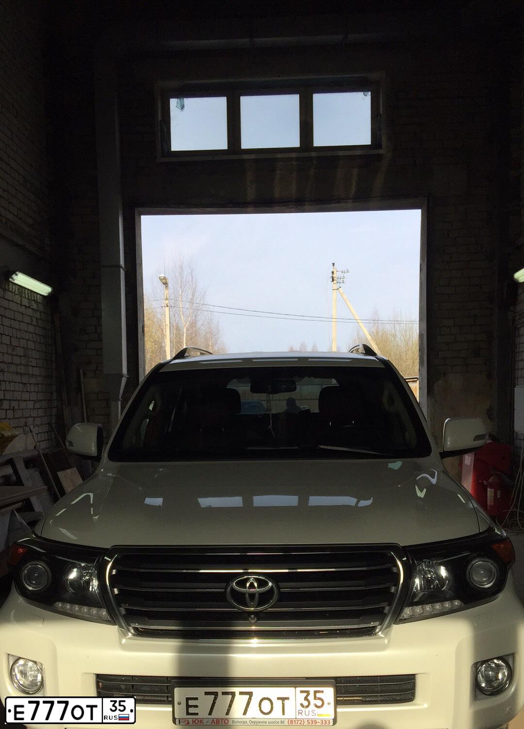 Фото автомобиля TOYOTA LANDCRUISER 200, 2014 — госномер Е777ОТ35. Цвет: БЕЛЫЙ