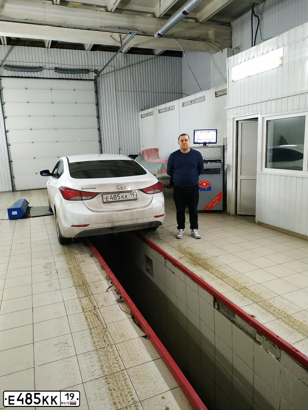 Фото автомобиля HYUNDAI ELANTRA, 2015 — госномер Т450УВ178. Цвет: Серый