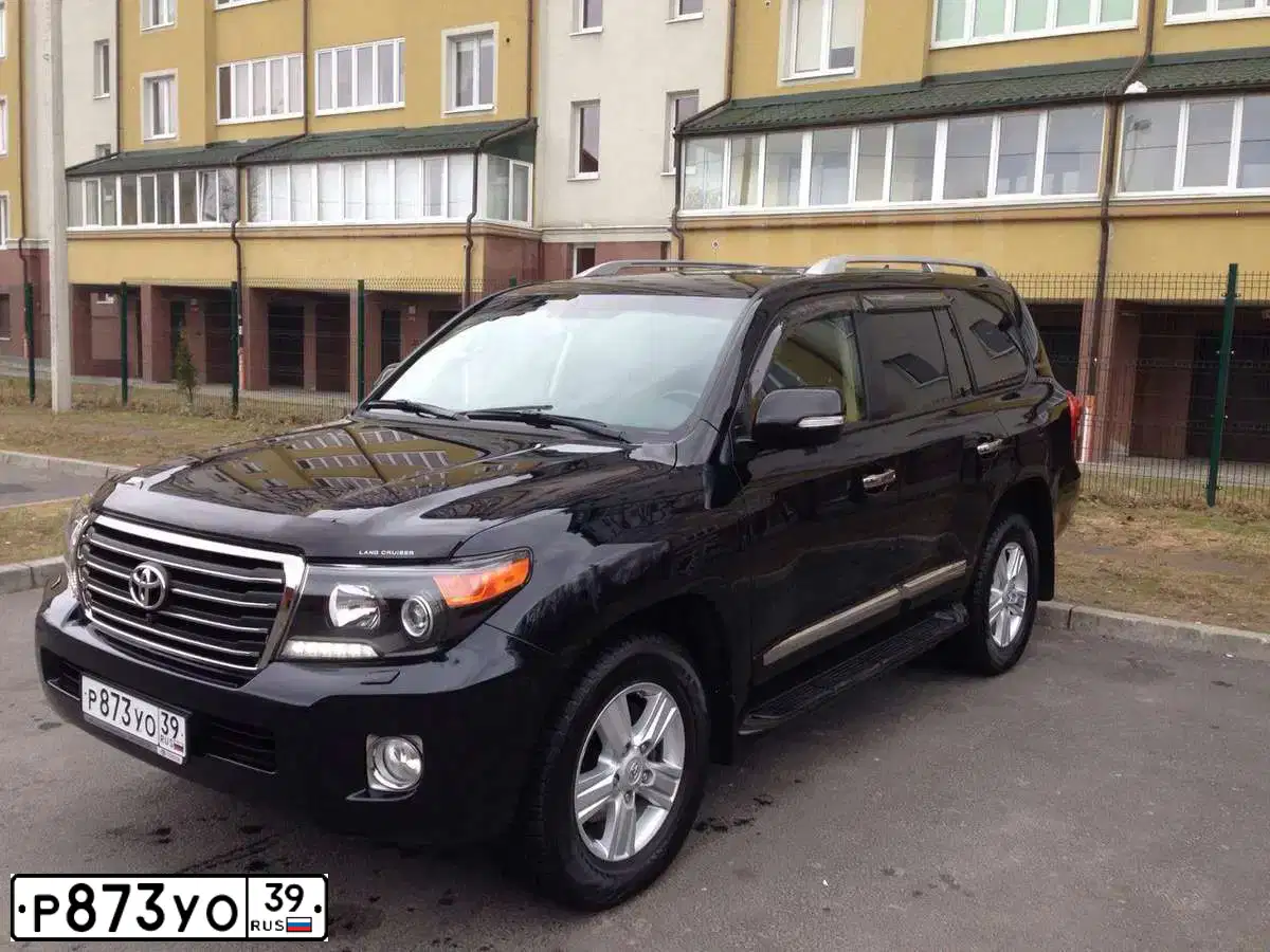 Фото автомобиля TOYOTA LANDCRUISER 200, 2014 — госномер Р153ХА39. Цвет: ЧЕРНЫЙ