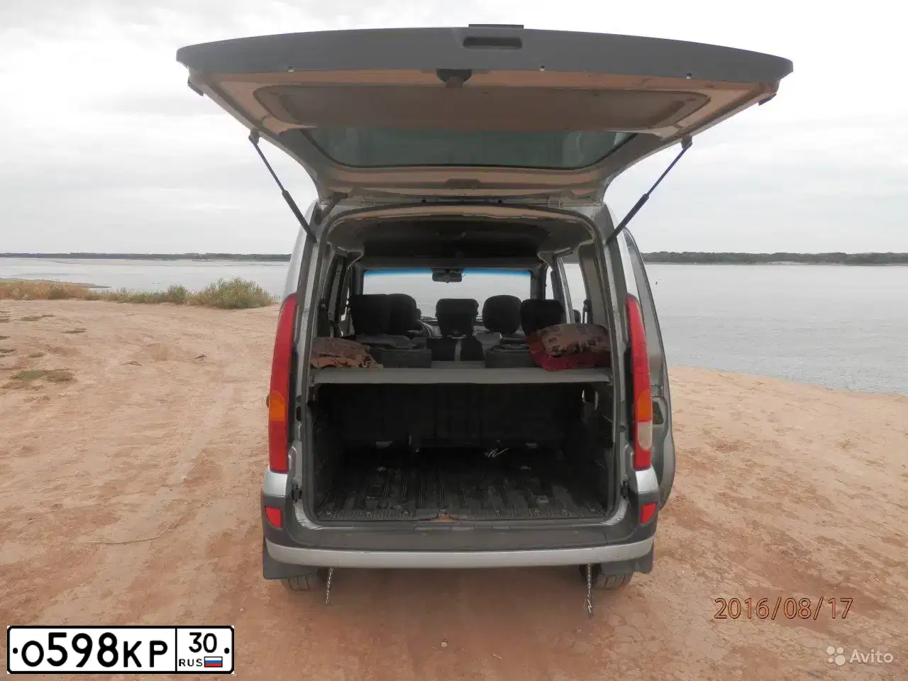 Фото автомобиля RENAULT KANGOO, 2005 — госномер О062НС30. Цвет: Серебристый