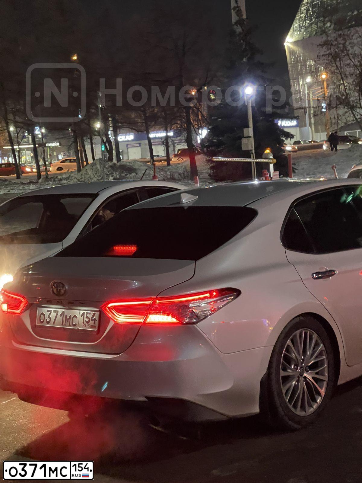 Фото автомобиля TOYOTA CAMRY, 2020 — госномер О371МС154. Цвет: Белый