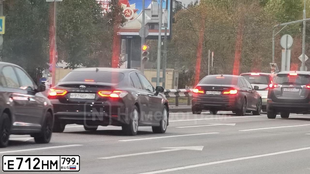 Фото автомобиля BMW SERIE 5, 2018 — госномер Е712НМ799. Цвет: ЧЕРНЫЙ